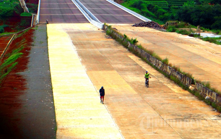 Terhambat Pembebasan Lahan, Tol Cisumdawu Terbengkalai