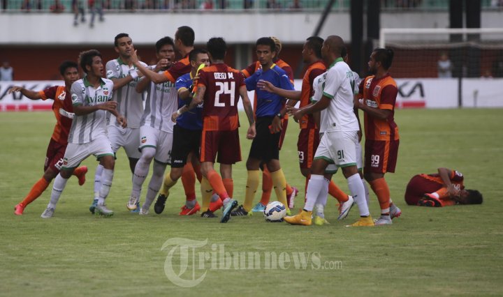 Terjadi Keributan Pusamania Borneo FC vs Surabaya United