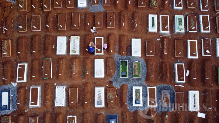 Terlihat Lahan Pemakaman Covid-19 Macanda Sulsel Penuh (DRONE)