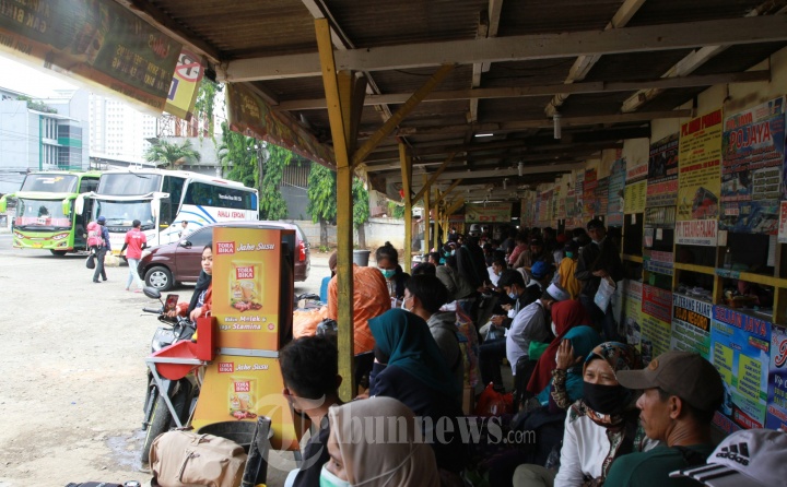 Terminal Bayangan Pondok Pinang Dipadati Pemudik Lebaran