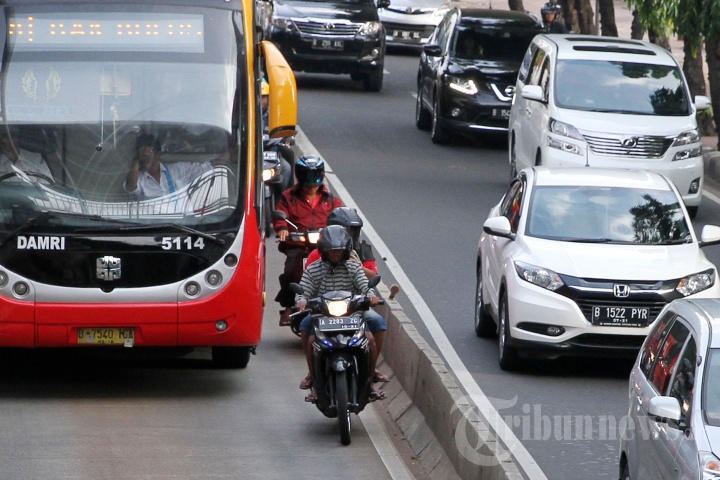 Terobos Jalur Busway