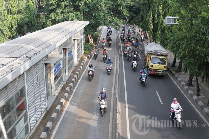 Terobos Jalur Busway