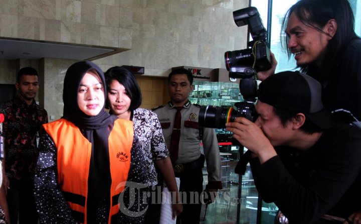 Tersangka Evy Susanti Usai Diperiksa KPK