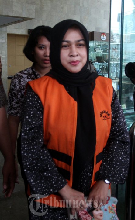 Tersangka Evy Susanti Usai Diperiksa KPK