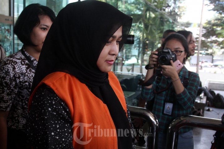 Tersangka Evy Susanti Usai Diperiksa KPK