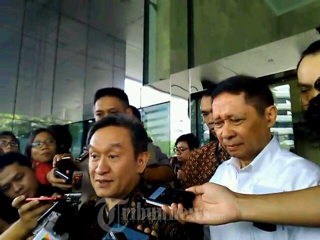Tersangka RJ Lino Usai Diperiksa KPK