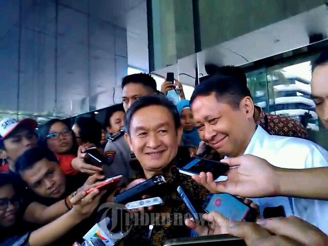 Tersangka RJ Lino Usai Diperiksa KPK