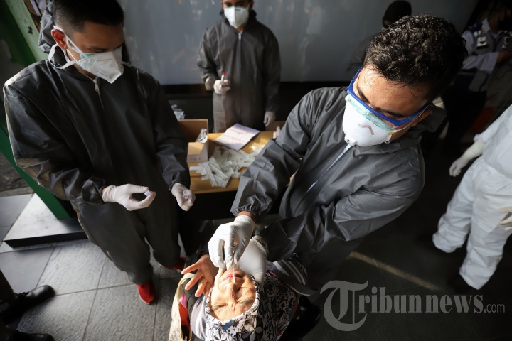 Tes Swab Suspect Covid-19 pada Penumpang KRL di Stasiun Bekasi