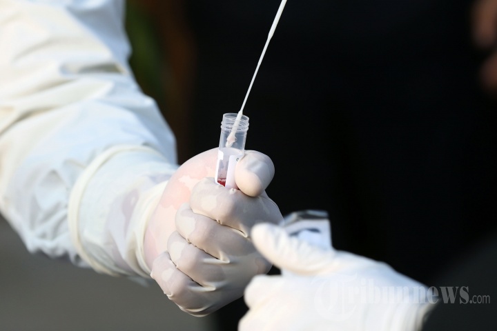 Tes Swab Suspect Covid-19 pada Penumpang KRL di Stasiun Bekasi
