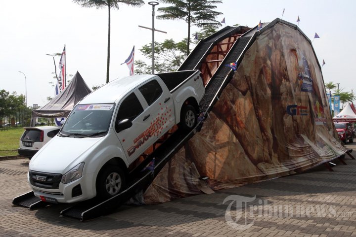 Test Drive Mobil 4x4 Di GIIAS 2016
