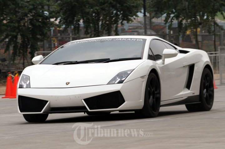 Test Drive Mobil di GIIAS 2015
