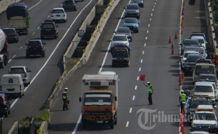 Tiang Penyangga Jembatan Cisomang Tol Cipularang Bergeser