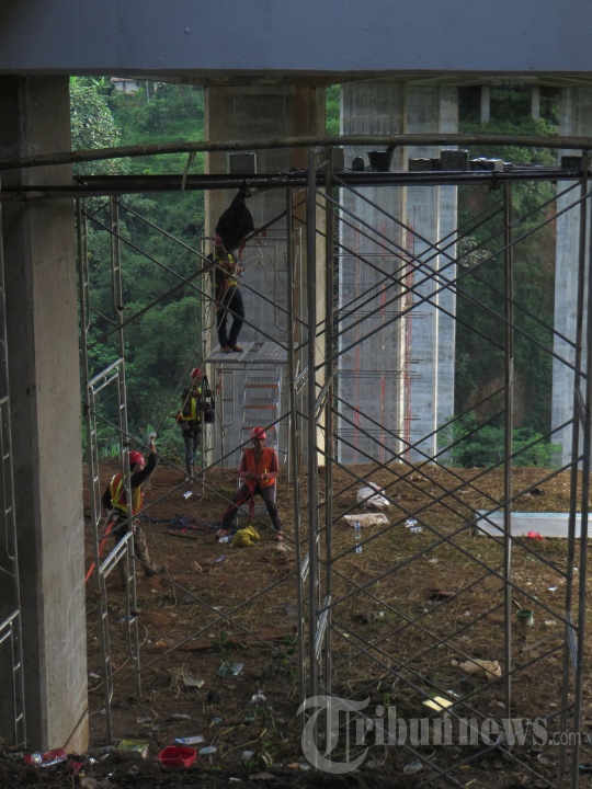 Tiang Penyangga Jembatan Cisomang Tol Cipularang Bergeser