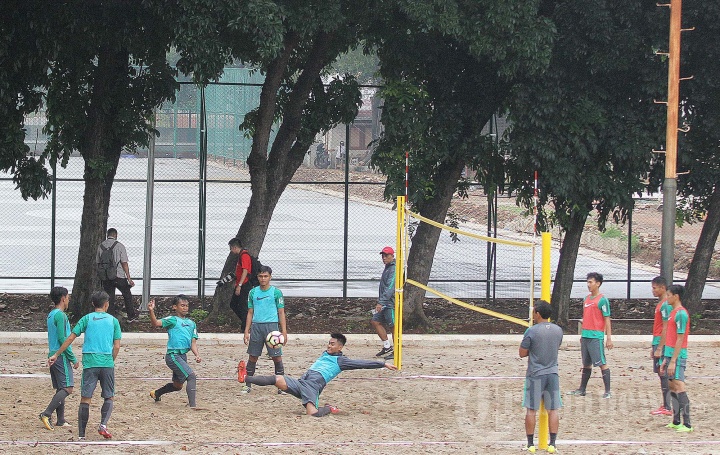 Timnas Indonesia U-23 Bermain Volly Ball