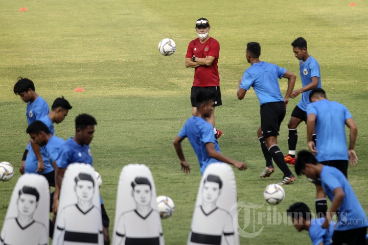 Timnas Indonesia U19 berlatih di Stadion Madya, Jakarta, Kamis (20/8/2020). Timnas Indonesia U19 dijadwalkan akan melakukan pemusatan latihan di Kroasia akhir bulan ini, untuk menghadapi kejuaraan AFC Cup Uzbekistan U19 Oktober mendatang.