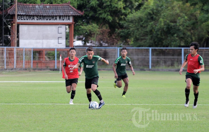 Sejumlah pemain Timnas Indonesia U-23 menggelar latihan jelang ujicoba melawan Timnas Iran U-23 di Stadion Samudra, Kuta, Badung, Selasa (12/11). Pertandingan ujicoba ini digelar untuk persiapan Sea Games 2019 Filipina 26 November mendatang. 