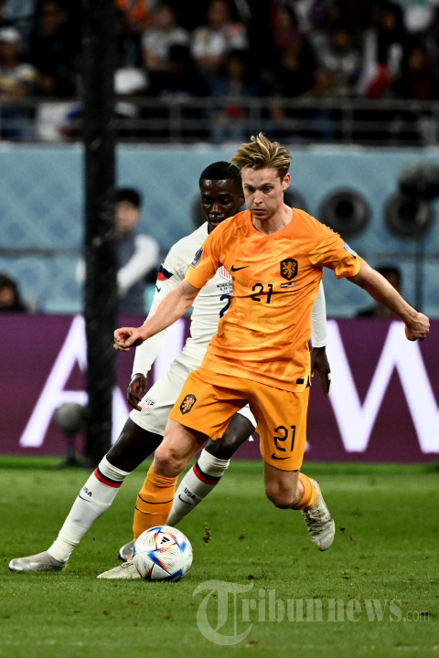 Timothy Weah Menghadang Gerak Frenkie De Jong