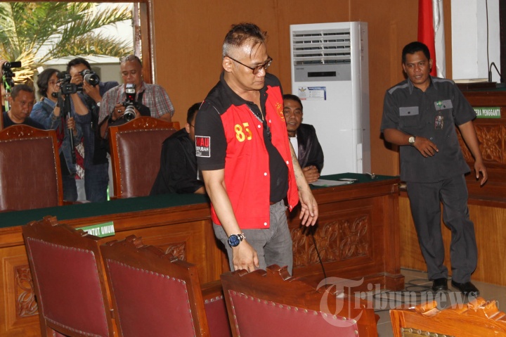 Tio Pakusadewo Jalani Sidang Dakwaan