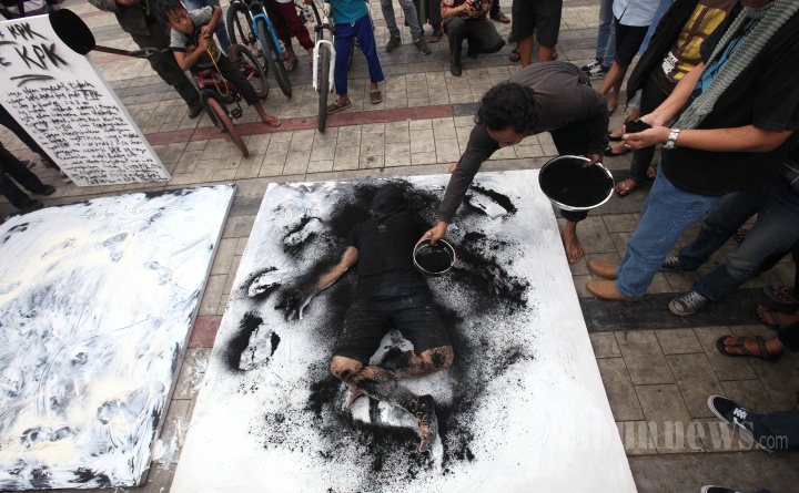 Tisna Sanjaya Dukung KPK Lewat Aksi Performance Art