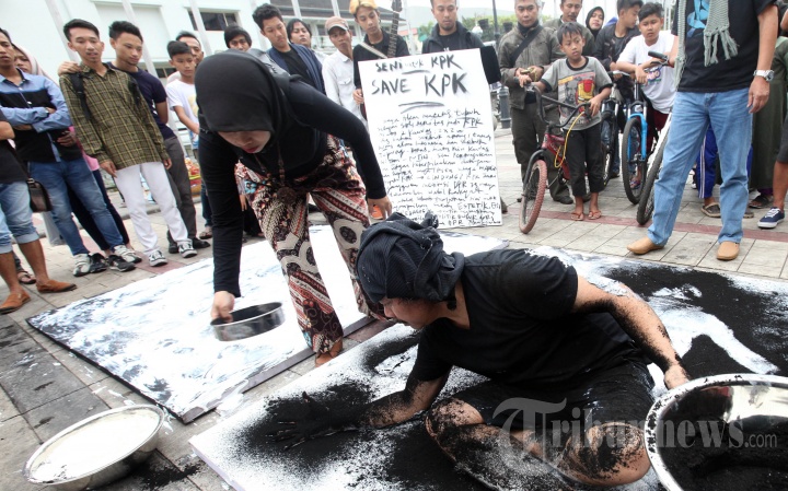 Tisna Sanjaya Dukung KPK Lewat Aksi Performance Art