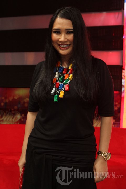Titi DJ Juri Indonesian Idol Junior
