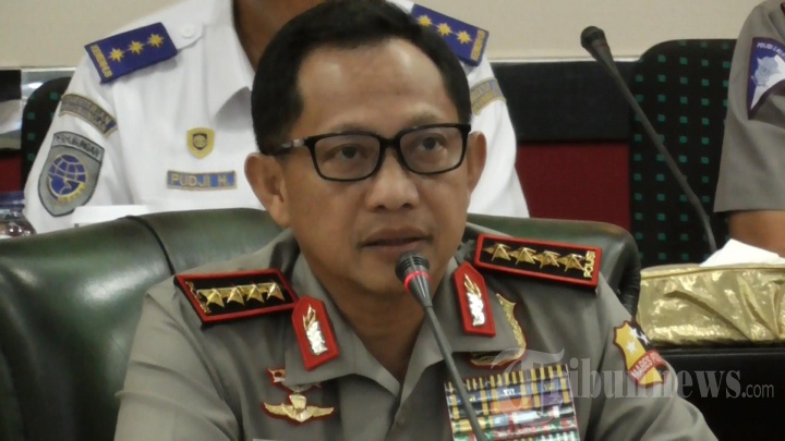 Kepala Kepolisian Republik Indonesia (Kapolri) Jend. Pol. Tito Karnavian, memimpin rapat bersama Menteri Komunikasi dan Informatika, Rudiantara dan Menteri Perhubungan, Budi Karya Sumadi membahas permasalahan konflik taksi online dengan konvensional di Mabes Polri, Jalan Trunojoyo, Jakarta Selatan, Rabu (21/3/2017). 