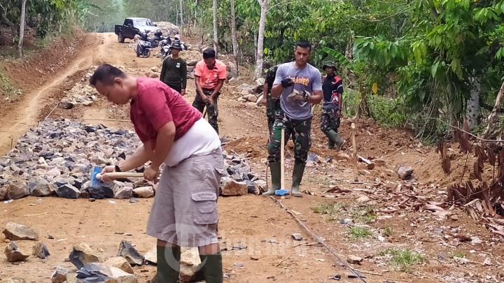 TMMD Kerjakan Pengerasan Jalan dan Pengeboran Air