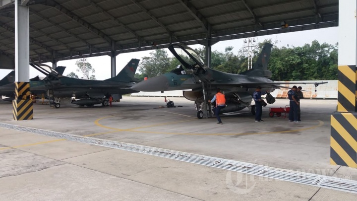 TNI AU Daratkan Paksa Pesawat B 777 Asing