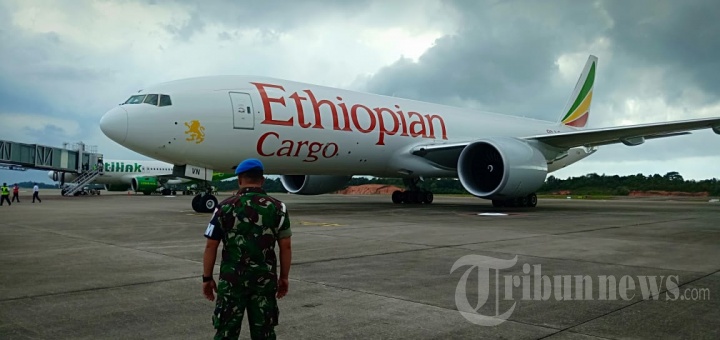 TNI AU Daratkan Paksa Pesawat B 777 Asing