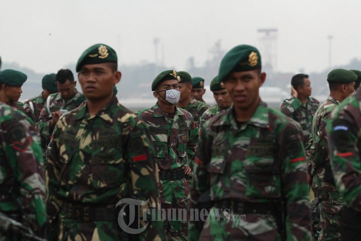 TNI Bantu Padamkan Kebakaran Hutan