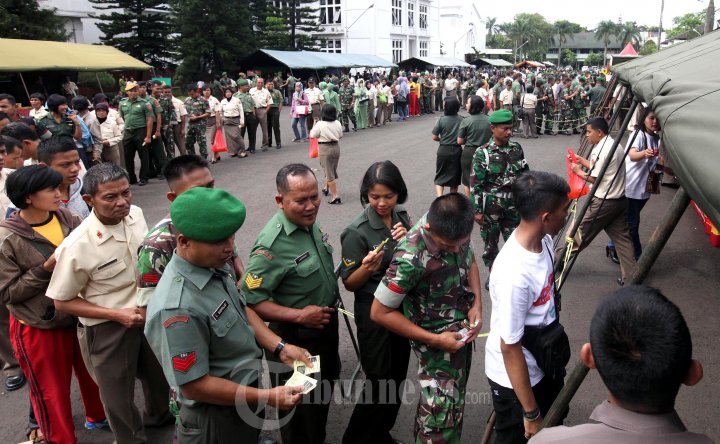 TNI dan PNS Antri Bazar Minyak Goreng Murah Sinar Mas