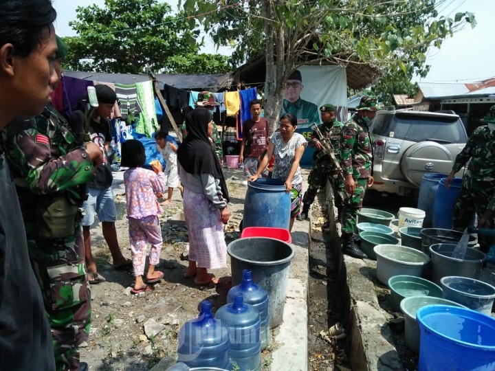 TNI Distribusikan Air Bersih Di Desa Baliase Sigi