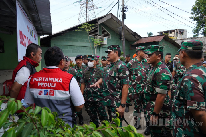 TNI Kerahkan Prajurit dan Peralatan Bantu Korban Deno Pertamina