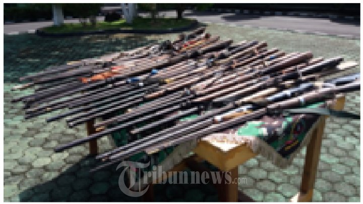 TNI Korem 042/Gapu Terima 61 Senjata Rakitan Laras Panjang