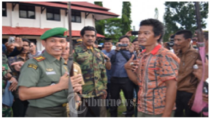 TNI Korem 042/Gapu Terima 61 Senjata Rakitan Laras Panjang
