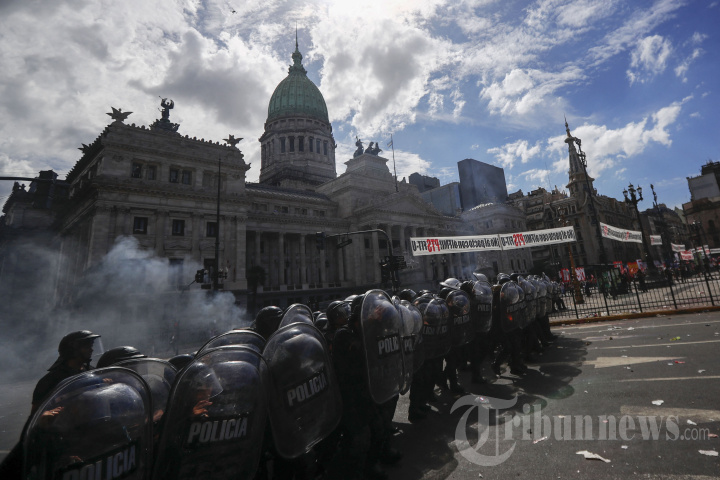 Tolak IMF, Demonstrasi Ricuh di Argentina