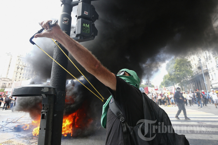 Tolak IMF, Demonstrasi Ricuh di Argentina