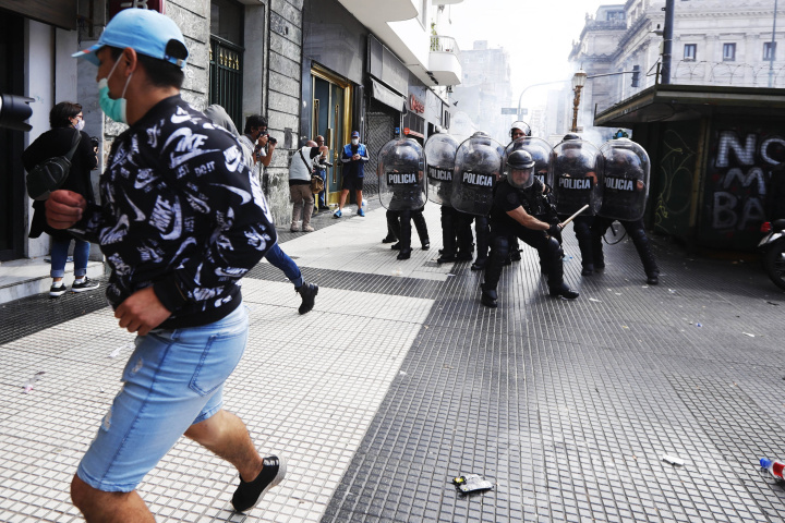 Tolak IMF, Demonstrasi Ricuh di Argentina