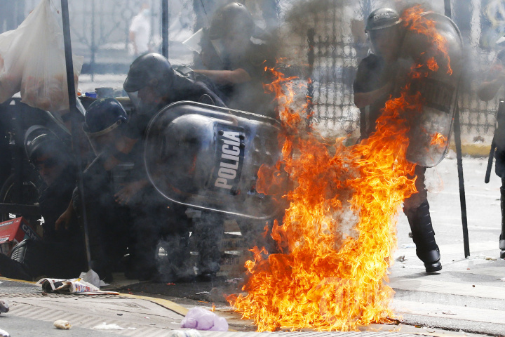 Tolak IMF, Demonstrasi Ricuh di Argentina