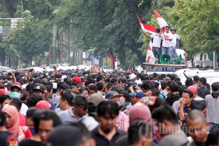 Tolak Permenhub 108 2017, Sopir Taksi Online Turun ke Jalan