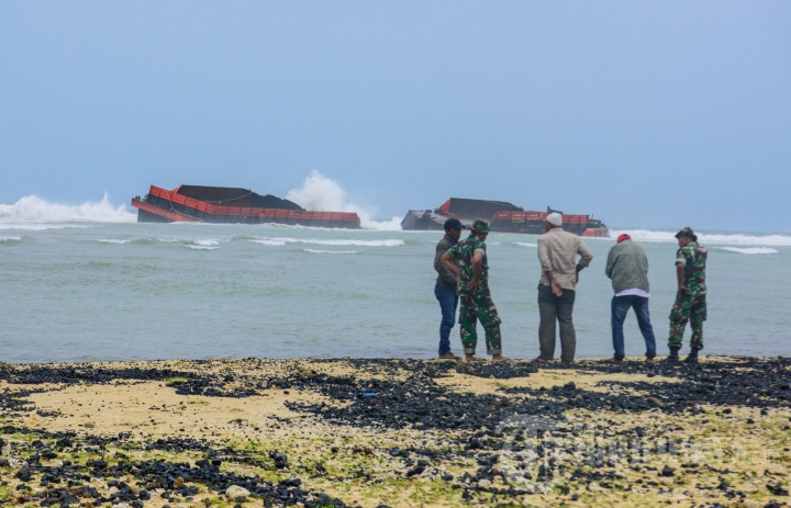 Tongkang Patah Dua dihantam Badai