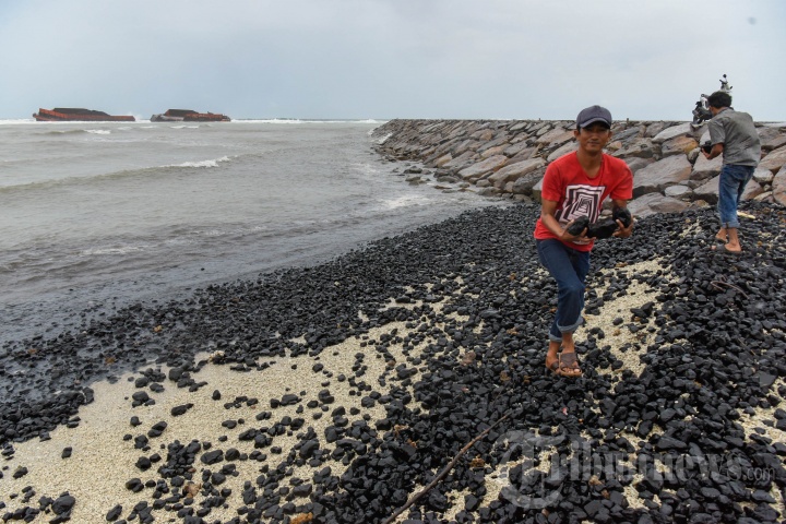 Tongkang Patah Dua dihantam Badai
