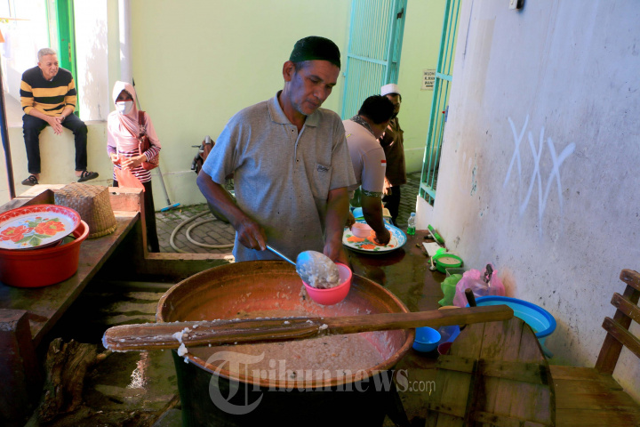 Tradisi Bulan Puasa dan Bubur India Di Masjid Pekojan Semarang