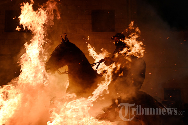 Tradisi Menyucikan Kuda dengan Bara Api di Spanyol