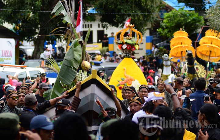 Tradisi Petik Laut di Pantai Sendangbiru Kabupaten Malang