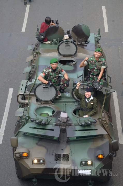 Tri Rismaharini Naik Panser Anoa di Parade Surabaya Juang