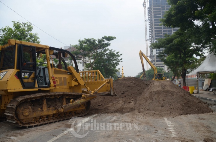 Tri Rismaharini Pantau Pengerukan Jalan Gubeng Ambles