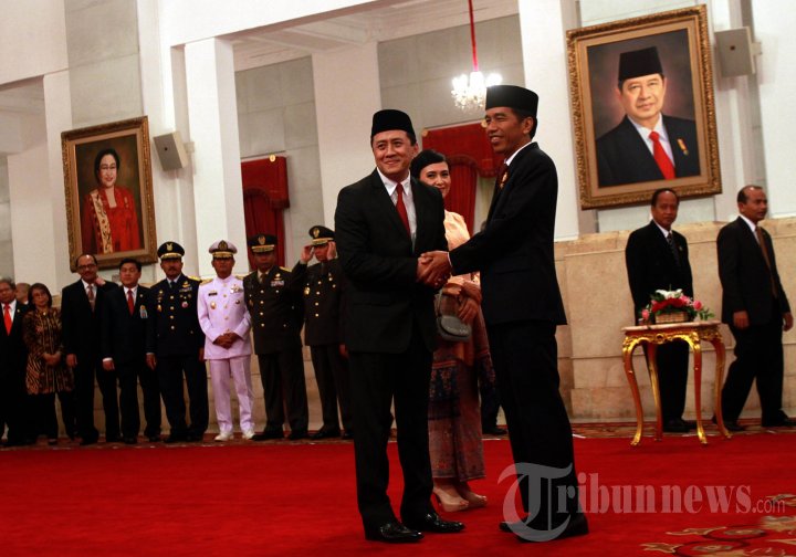 Presiden Joko Widodo memberi selamat kepada Triawan Munaf setelah dilantik menjadi kepala Badan Ekonomi Kreatif di Istana Negara, Jakarta Pusat, Senin (26/1/2015). Lembaga negara yang belum punya kantor ini akan mengurusi kuliner, fashion, kerajinan tangan, seni tari, animasi hingga permainan yang bisa menghasilkan devisa. 