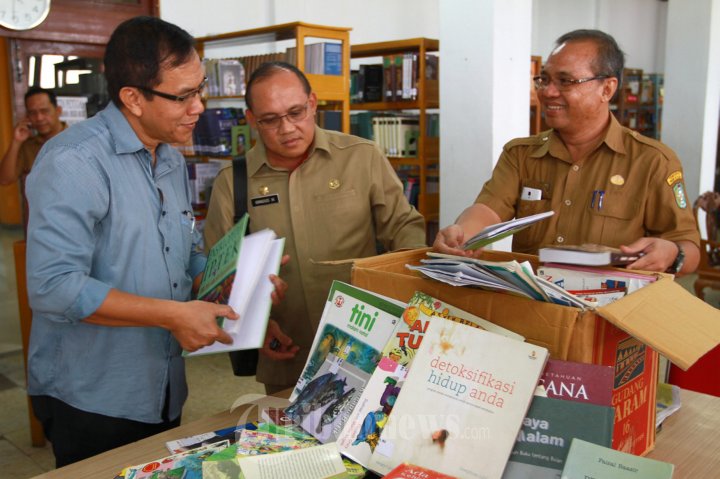Tribun Pontianak Serahkan Buku Ke Perpustakaan Daerah Kalbar
