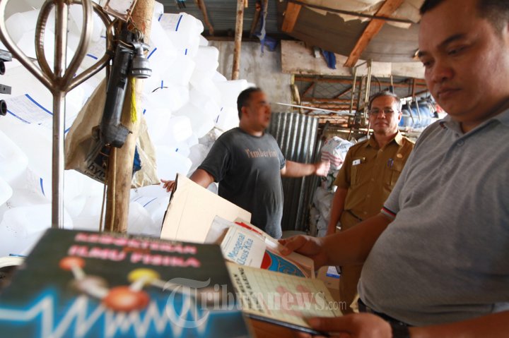 Tribun Pontianak Serahkan Buku Ke Perpustakaan Daerah Kalbar